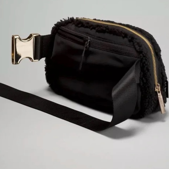 Lululemon Everywhere Belt Bag 1L Black *Fleece - NWT - Picture 4 of 12